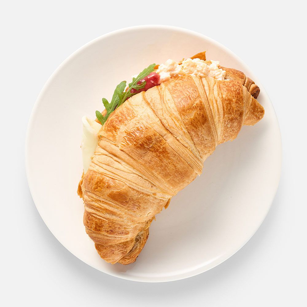 Изображение товара Круассан Самокат, с омлетом, сыром и клубникой, 125 г
