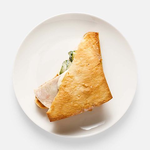 Изображение товара Слоёный сэндвич, с курицей, 130 г