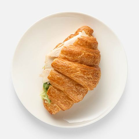 Изображение товара Круассан Самокат, с курицей и салатом цезарь, 115 г