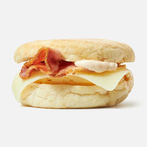 Изображение товара Булочка Самокат, с омлетом, сыром и беконом, 155 г